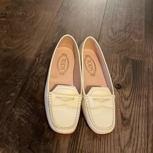 Tod’s cream patent leather driving loafers. Size 5.5